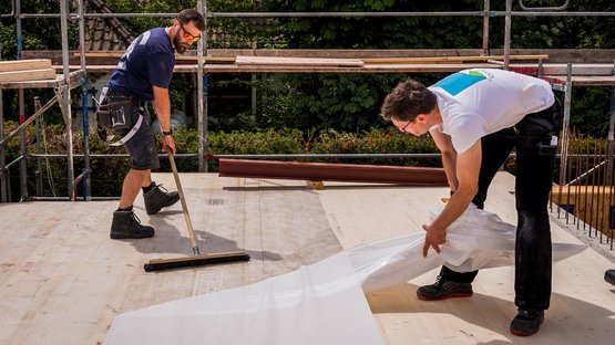 Transparent protection of floors during the construction period